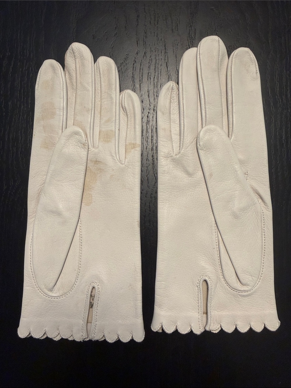 Cream Leather Scalloped-Edge Women's Gloves